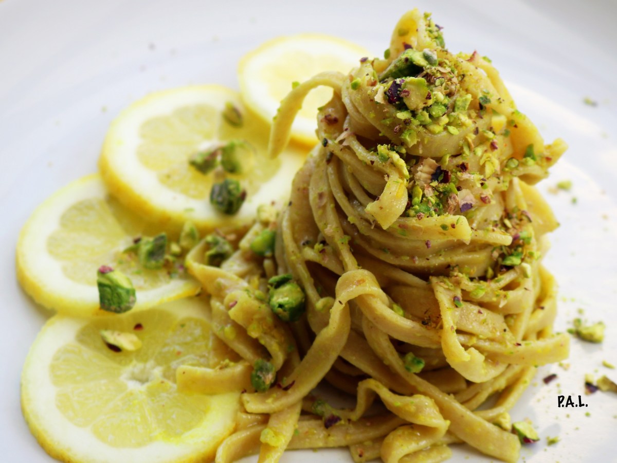 Radici: tagliolini al limone, curcuma e&nbsp;pistacchi