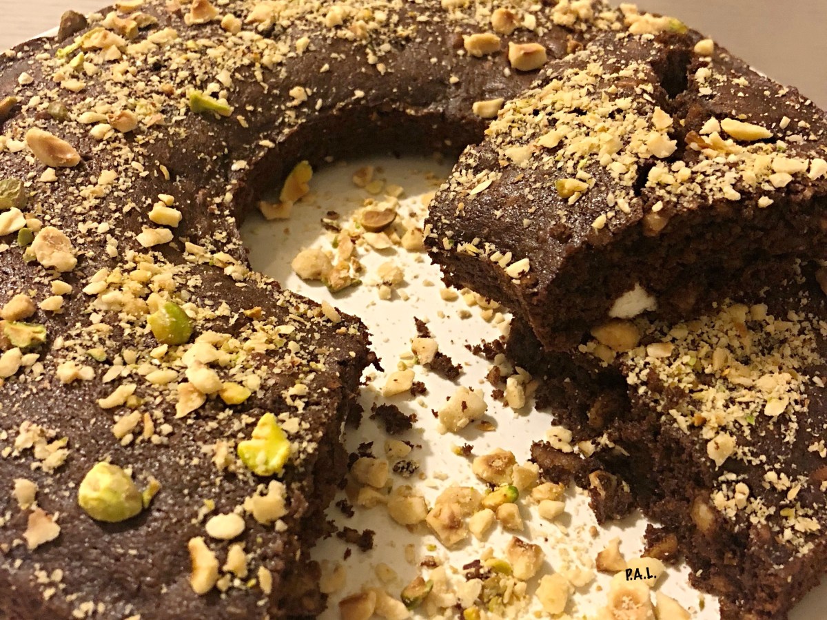 Gli opposti si attraggono: torta al cioccolato, ricotta e&nbsp;pistacchi.