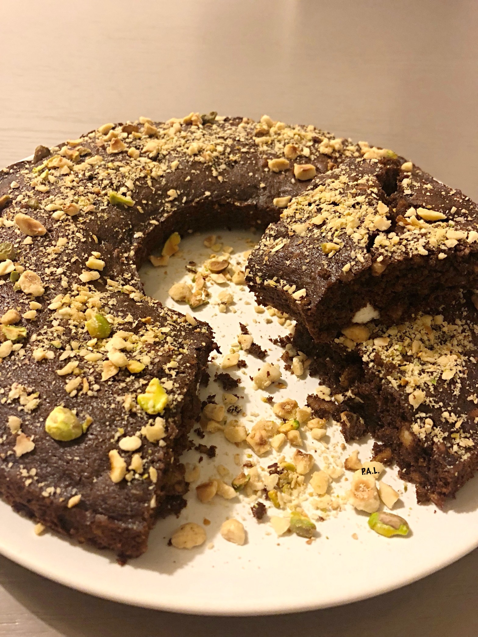 Gli opposti si attraggono: torta al cioccolato, ricotta e pistacchi.