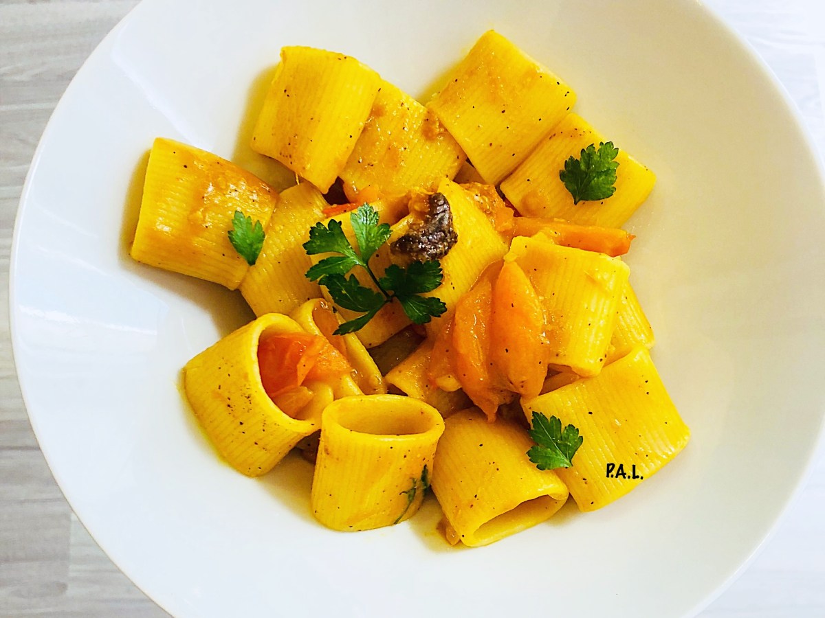 Paccheri al pomo d’oro con&nbsp;acciughe