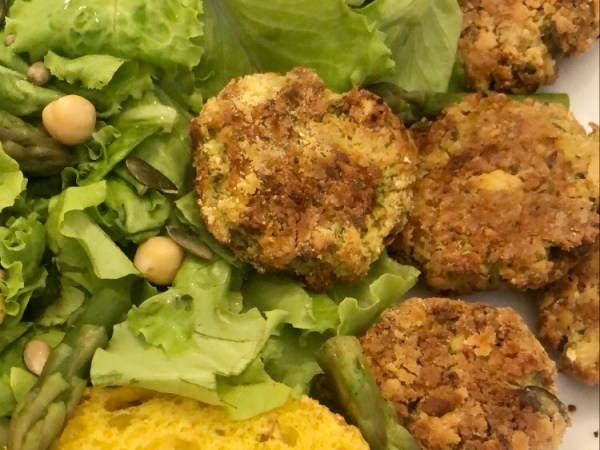 Burger vegani di ceci, asparagi menta e semi&nbsp;oleosi