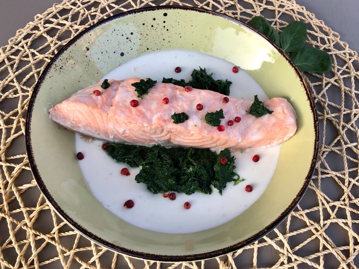 Filetto di salmone al vapore su letto di yogurt greco e&nbsp;spinacino