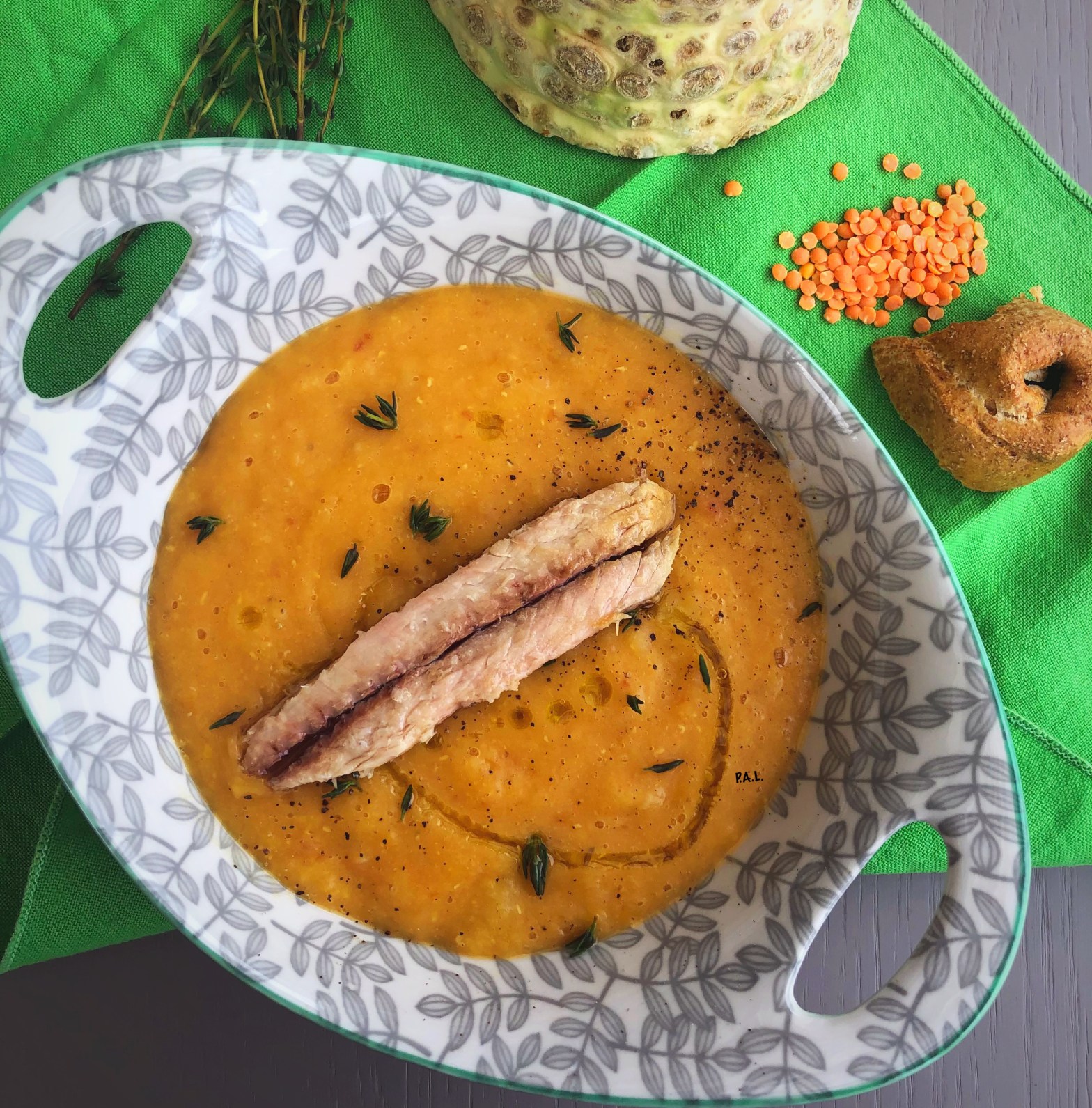 Passato di lenticchie rosse, sedano rapa e sgombro