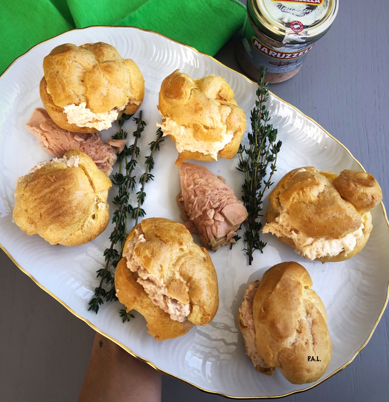 Bignè salati ripieni di tonno e salmone