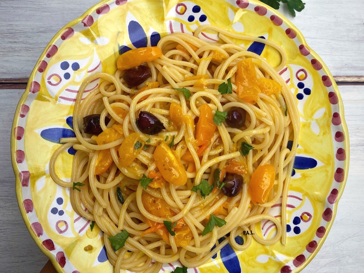 Spaghetti con datterino giallo, colatura di alici e&nbsp;olive